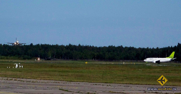 Boeing 737-33V