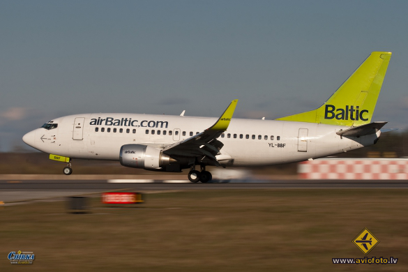 Boeing 737-548
