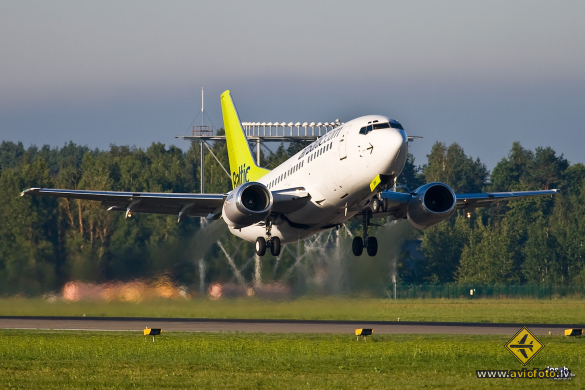 Boeing 737-505