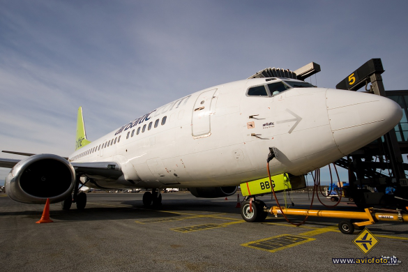 Boeing 737-548