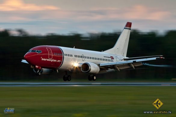 Boeing 737-3M8
