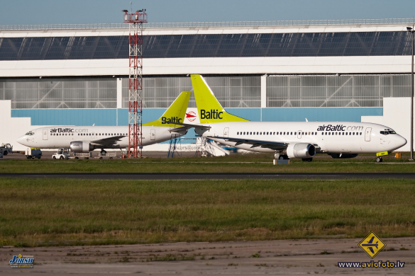 Boeing 737-31S