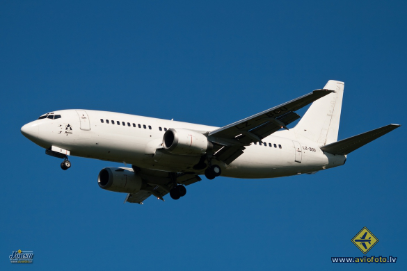 Boeing 737-3L9