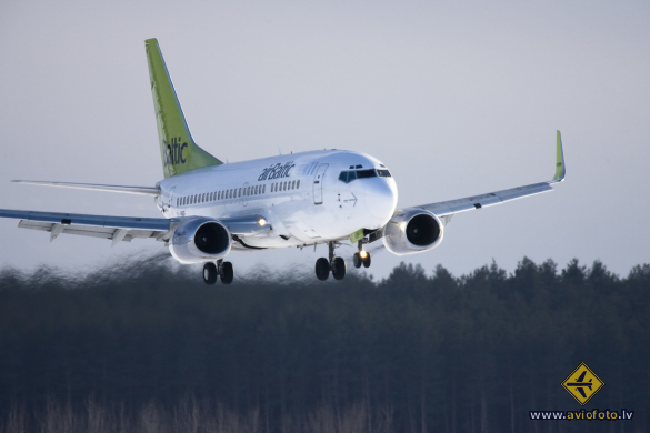 Boeing 737-548