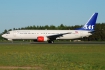 Boeing 737-883