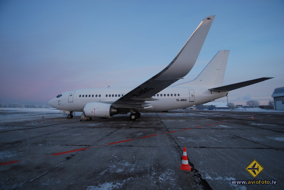 Boeing 737-548