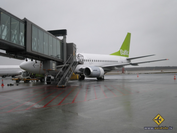 Boeing 737-548