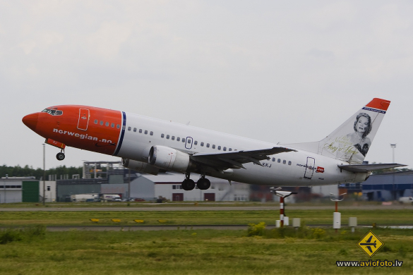 Boeing 737-36N