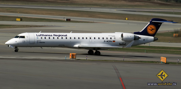 Bombardier CRJ-701ER (CL-600-2C10)