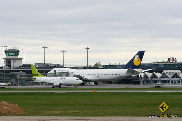 Boeing 747-230B