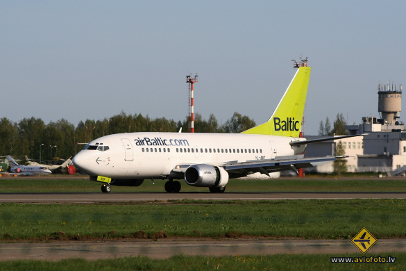 Boeing 737-548