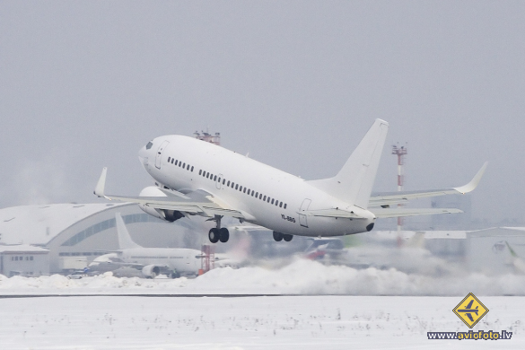 Boeing 737-548