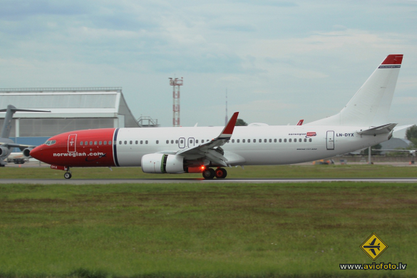 Boeing 737-8JP
