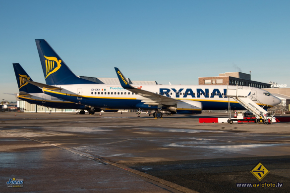 Boeing 737-8AS