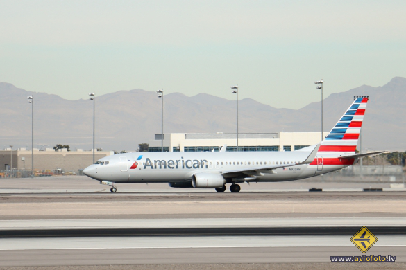 Boeing 737-823