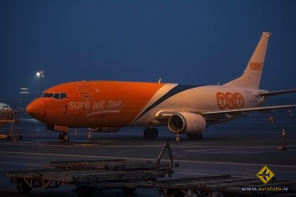 Boeing 737-4M0(SF)