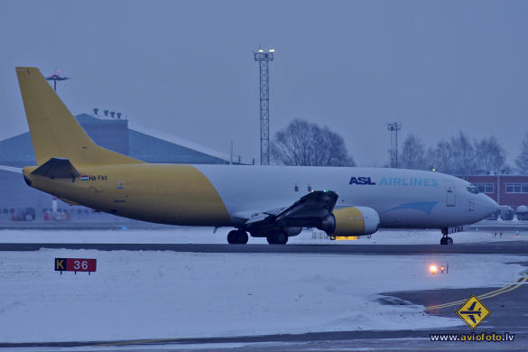 Boeing 737-476(SF)