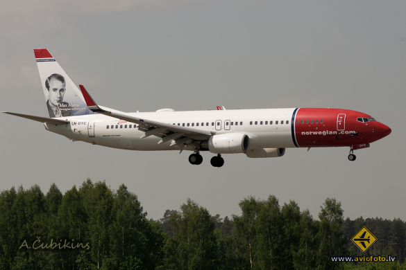 Boeing 737-8JP