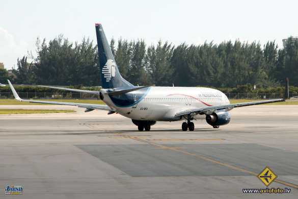 Boeing 737-852
