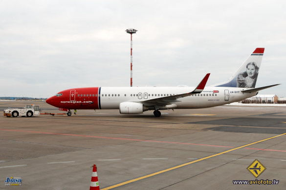 Boeing 737-8JP
