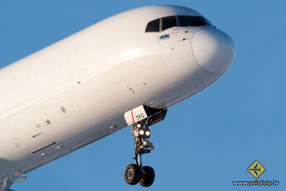 Boeing 757-222(PCF)