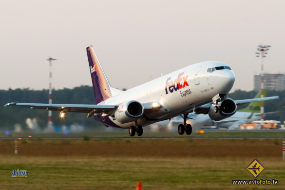 Boeing 737-408(SF)