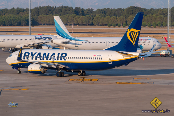 Boeing 737-8AS