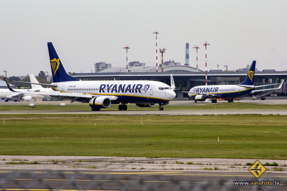Boeing 737-8AS