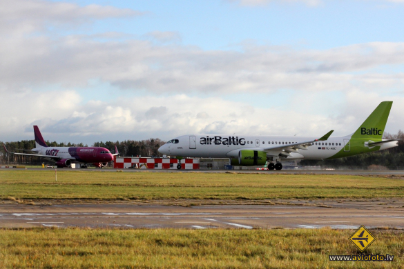 Airbus A220-300