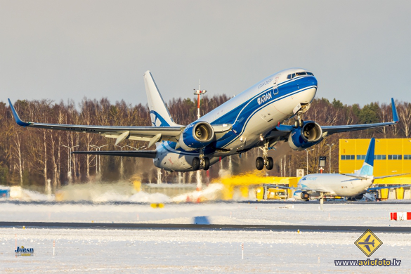 Boeing 737-8AS(BCF)
