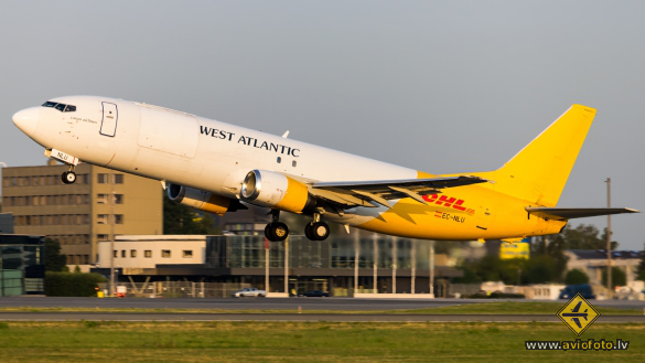 Boeing 737-4Q8(SF)