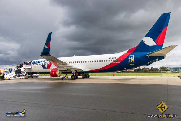 Boeing 737-89L