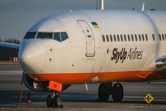 Boeing 737-8H6