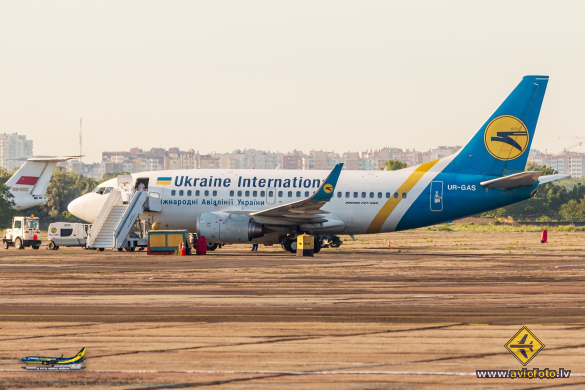 Boeing 737-528