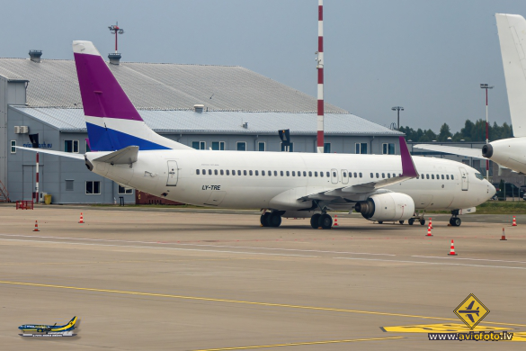 Boeing 737-8FE