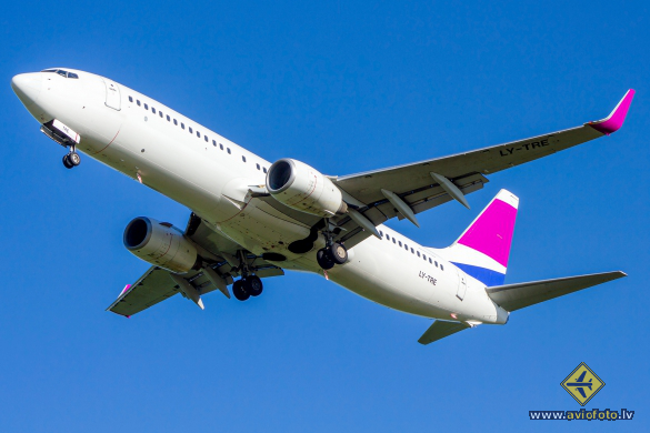 Boeing 737-8FE