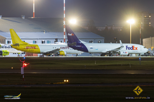 Boeing 737-8AS(BCF)