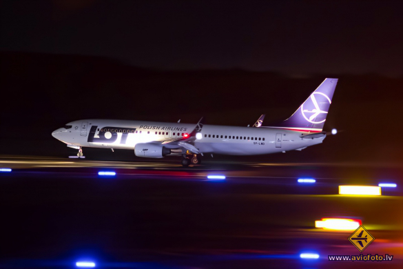 Boeing 737-89P