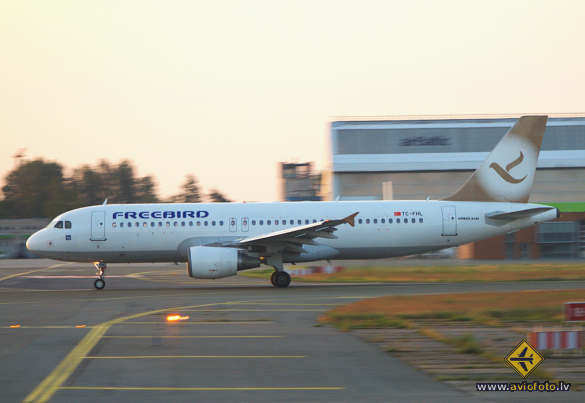 Airbus A320-214