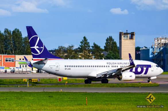 Boeing 737-86N