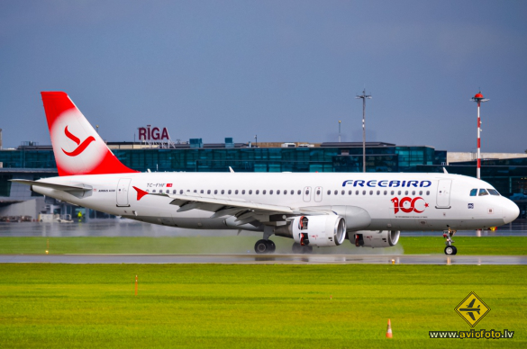 Airbus A320-214