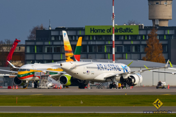 Airbus A220-300