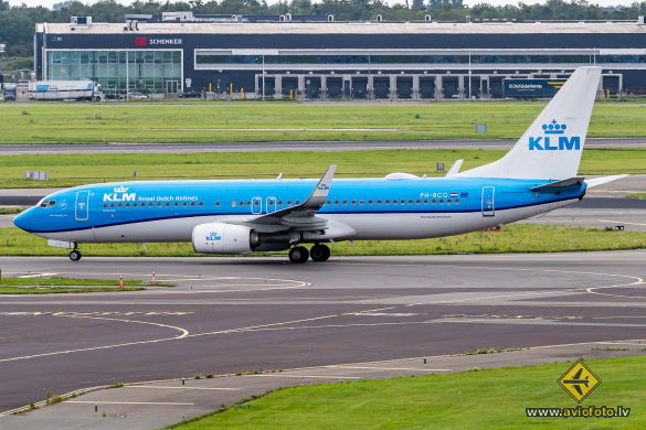 Boeing 737-8K2