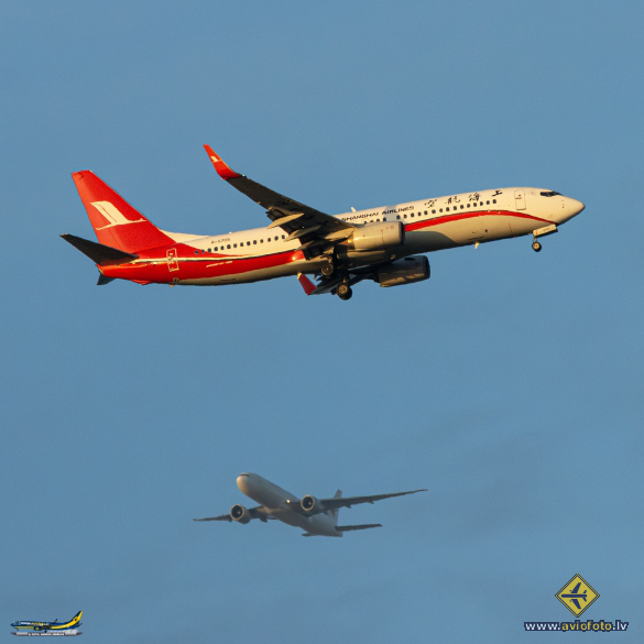 Boeing 737-89P
