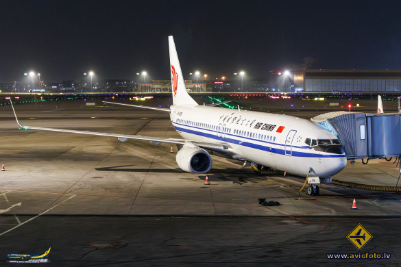 Boeing 737-89L