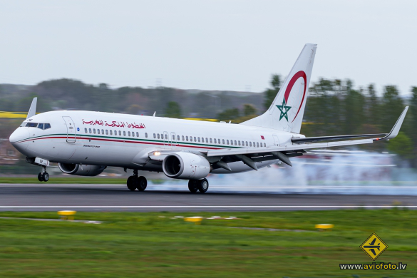 Boeing 737-8B6