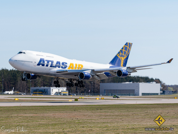 Boeing 747-422